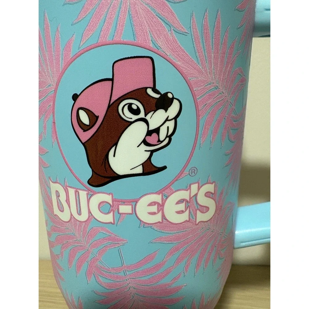 2026 NEW Buc-ee's Pink Blue Palm Tree Tumbler 40oz With Handle in hand